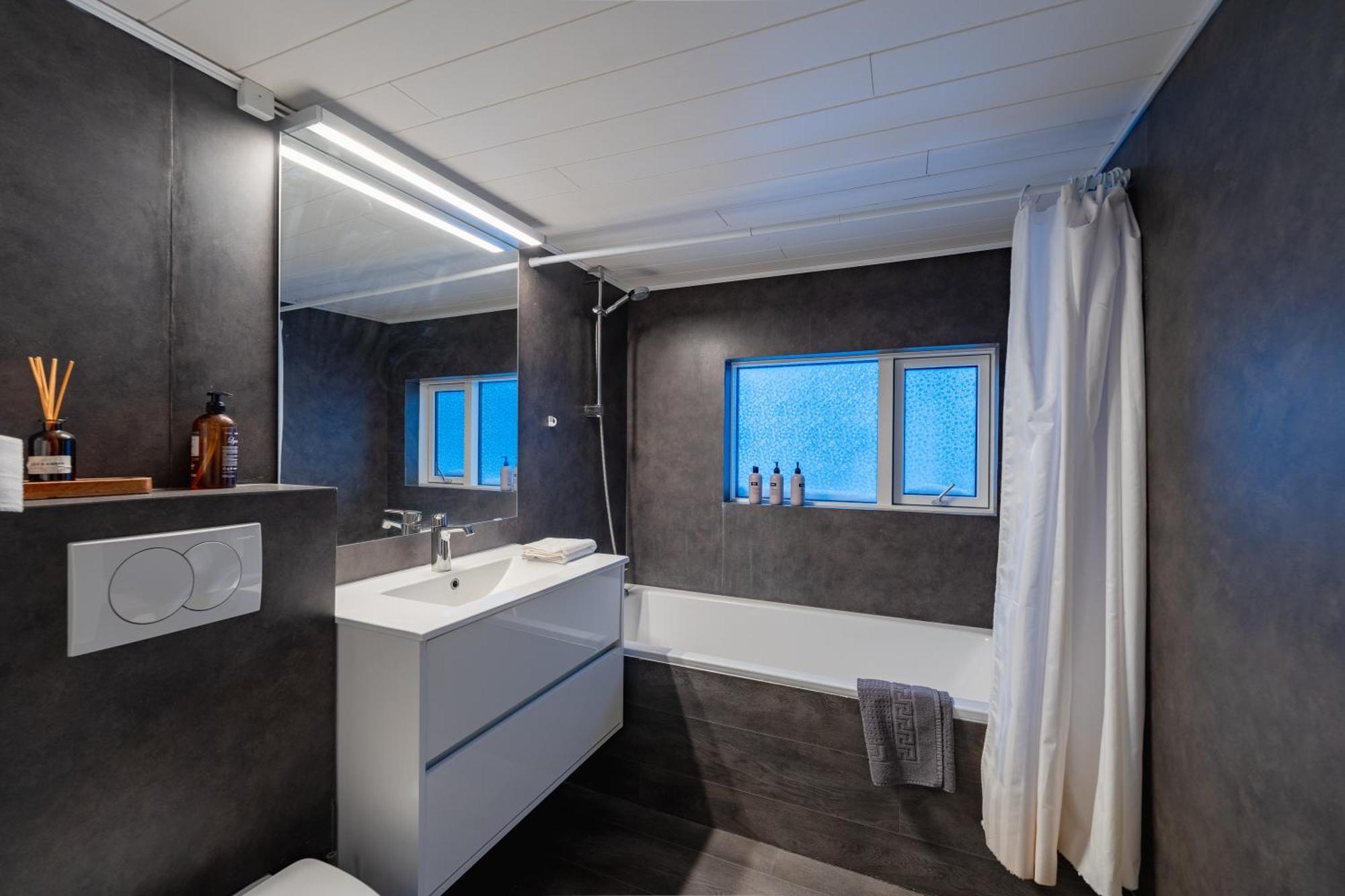 Day Dream Central Akureyri Three Bedroom Apt Dış mekan fotoğraf